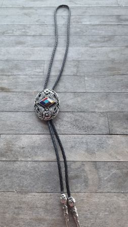 Bolo Tie Leder mit Steinbesatz SSI USA Neu