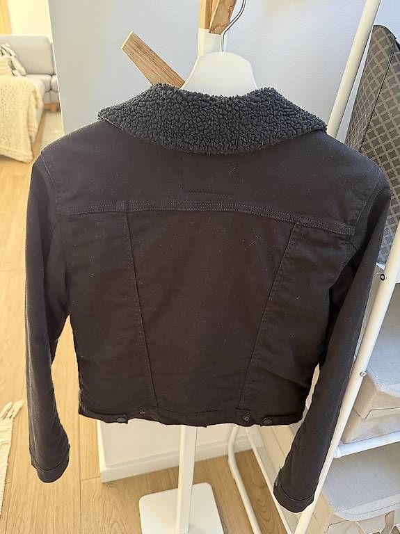 Levi's Giacche: Veste en jeans noire Levi's – Usato da Forel (Lavaux) venduto da AuroreGI 2