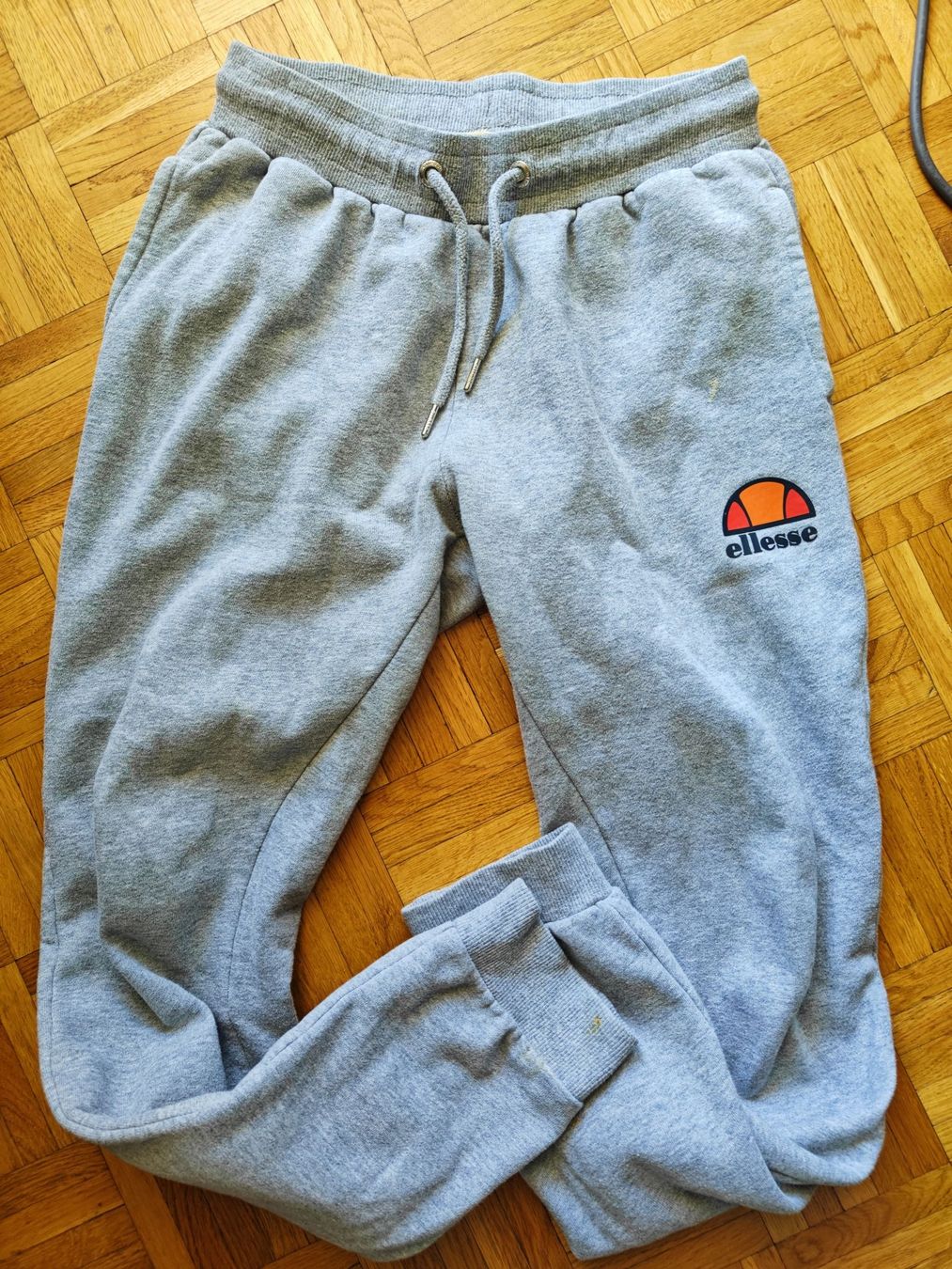 Ellesse Hosen: Pantalon de jogging Ellesse gris, taille S, confortable – Gebraucht aus Carouge GE von Andelie