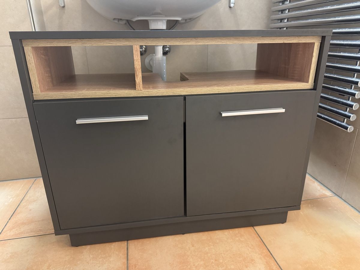 Mobili per bagno: Waschtischunterschrank grau mit Holzdetails – Usato da Löhningen venduto da nic_k7cl