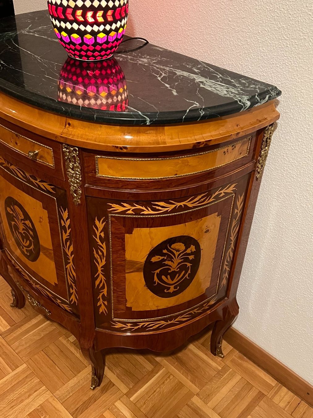 Cassettiere: Meuble d?appui en forme demi lune , avec marbre , – Usato da geneve venduto da louisart 4