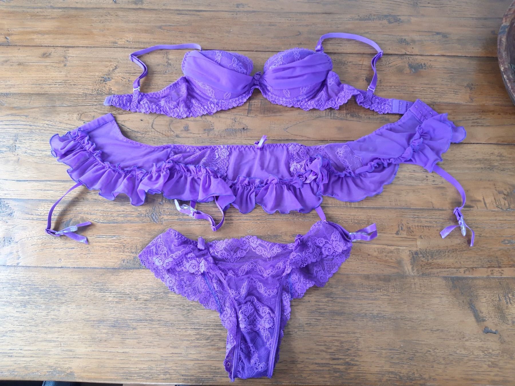 Altra biancheria intima: Violettes Set BH, Tanga, Strapsengürtel Spitze – Usato da Feuerthalen venduto da tanatha_st