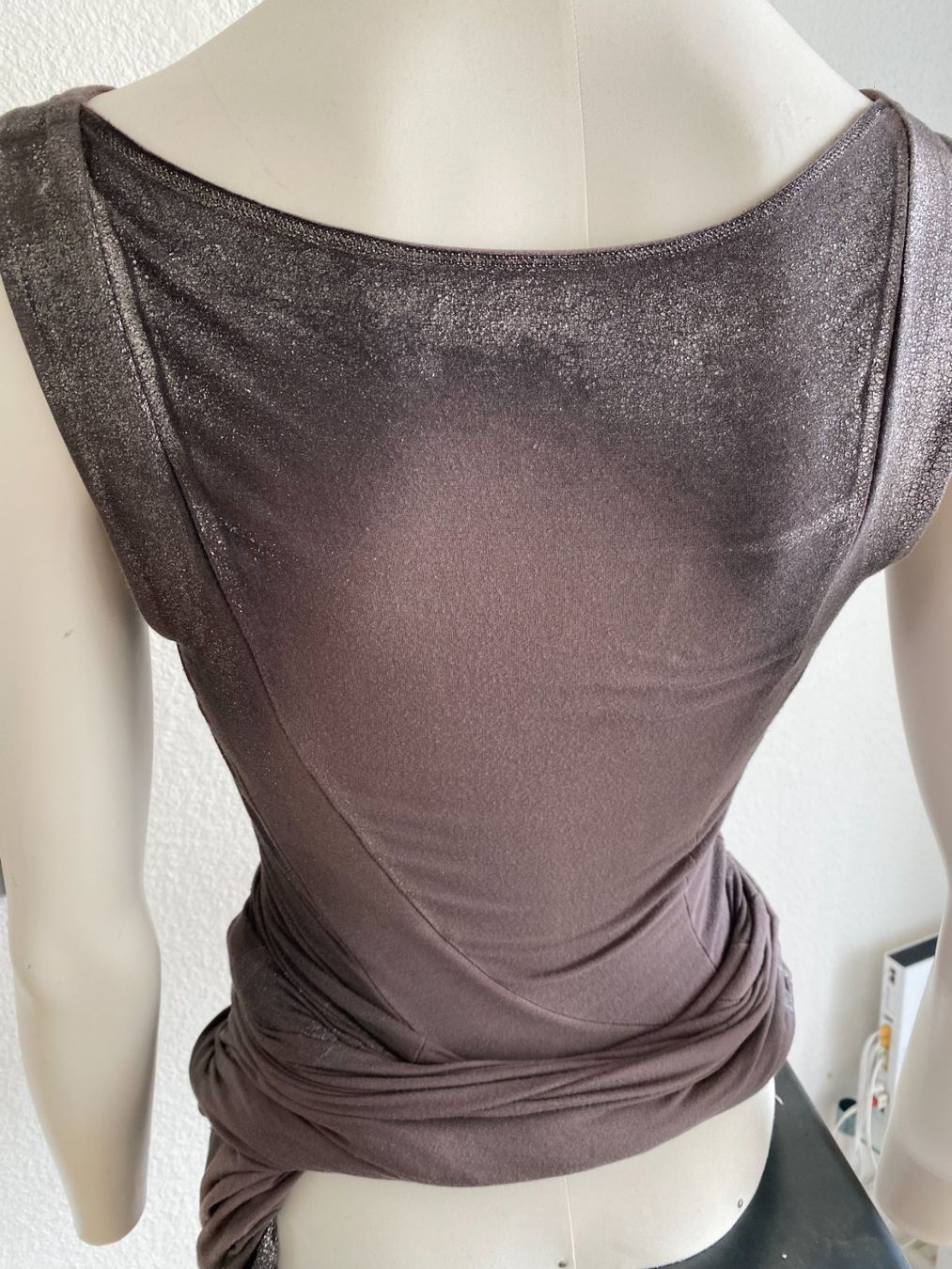 Issey Miyake Vestiti: Issey Miyake langes Strechkleid mit Seitenschlitz – Usato da Zürich venduto da Gemi 5