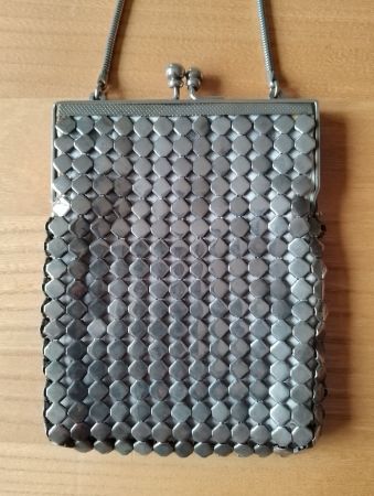 Bezauberndes Vintage Täschli mit funkelnden Metallplättchen