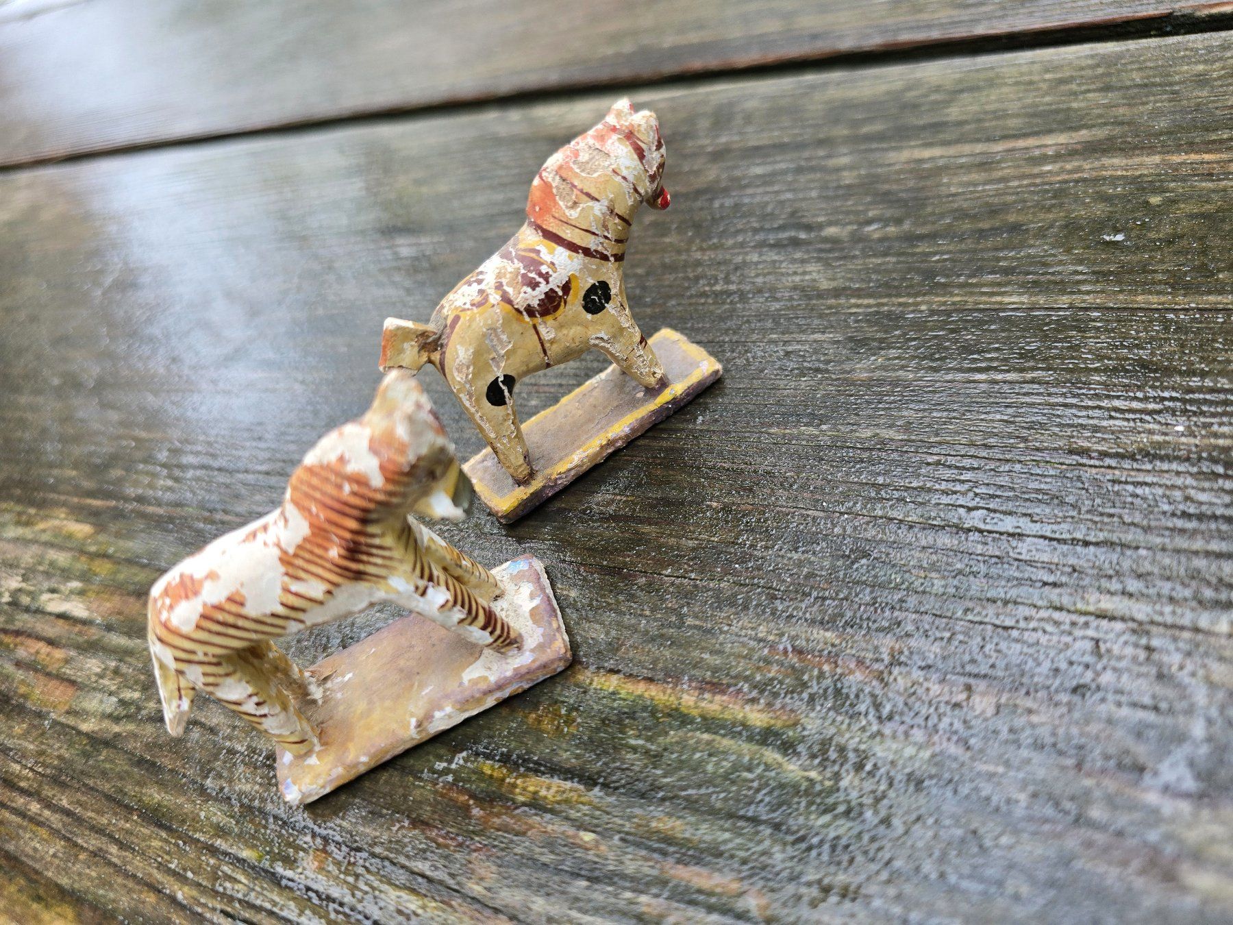 Jouets: Antike Holzpferdchen, handbemalt, 2 Stk. – D'occasion à Romanshorn par Rachacha 2