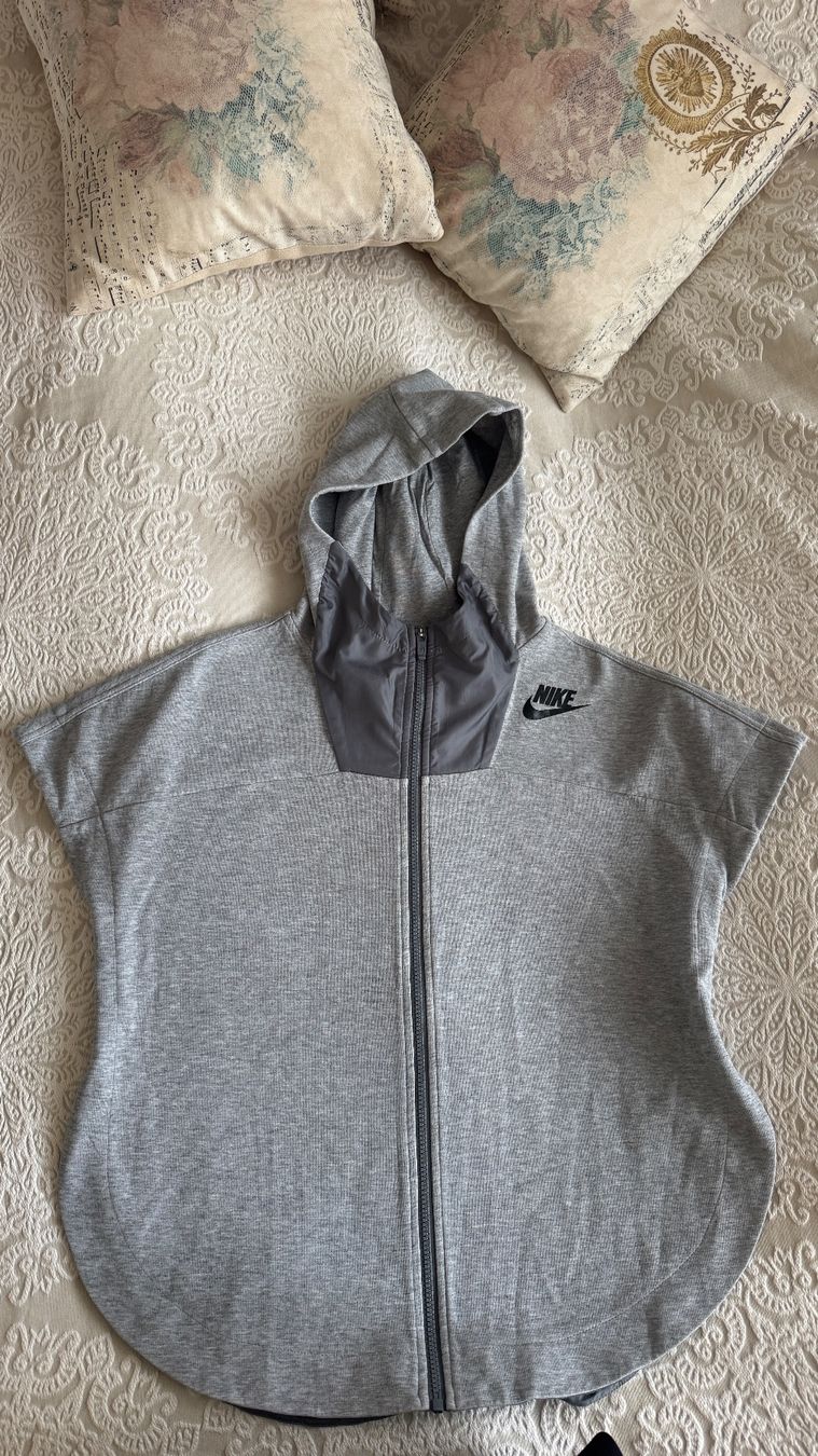 Nike Gilets: Nike Kapuzengilet grau Gr XS – Neuf (Voir description) à Hünenberg See par Schulers 7