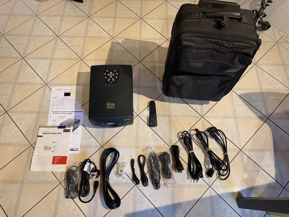 Vidéoprojecteurs: PROXIMA  DESKTOP  PROJECTOR  DP9200 – D'occasion à Apples par Gasscret