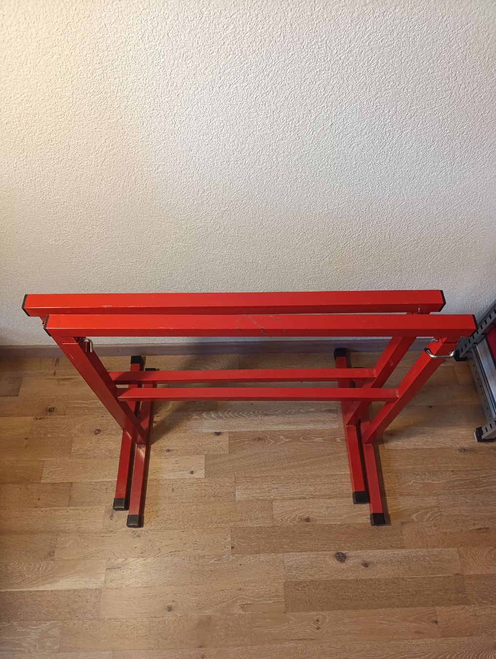 Établis: Arbeits- oder Tischbock Metall rot – D'occasion à Zürich par CS_2000 1