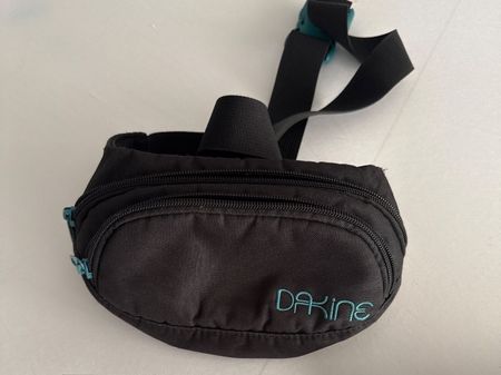 Sacoche DAKINE noir turquoise parfait pour l'été ☀️