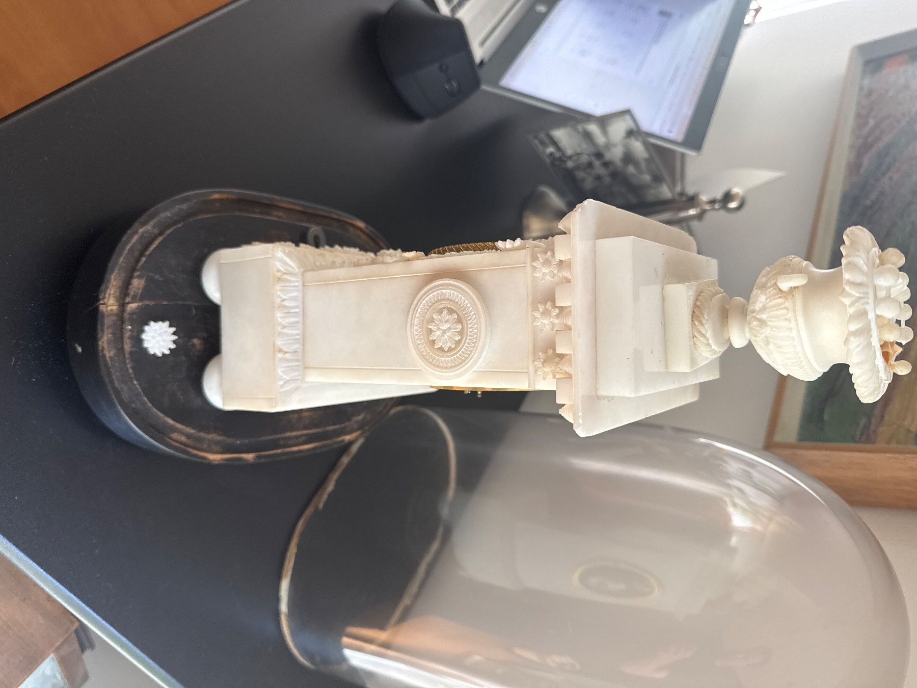 Orologi da terra & Orologi da parete: Antike Uhr aus Alabaster mit Glasglocke – Difettoso da Zürich venduto da M__p 2