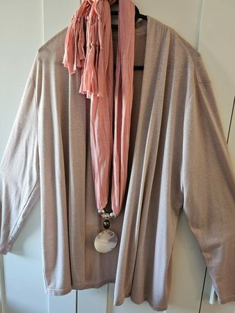 Feinstrickjacke ca. Gr. XXL und Echarpe mit Schmuckanhänger