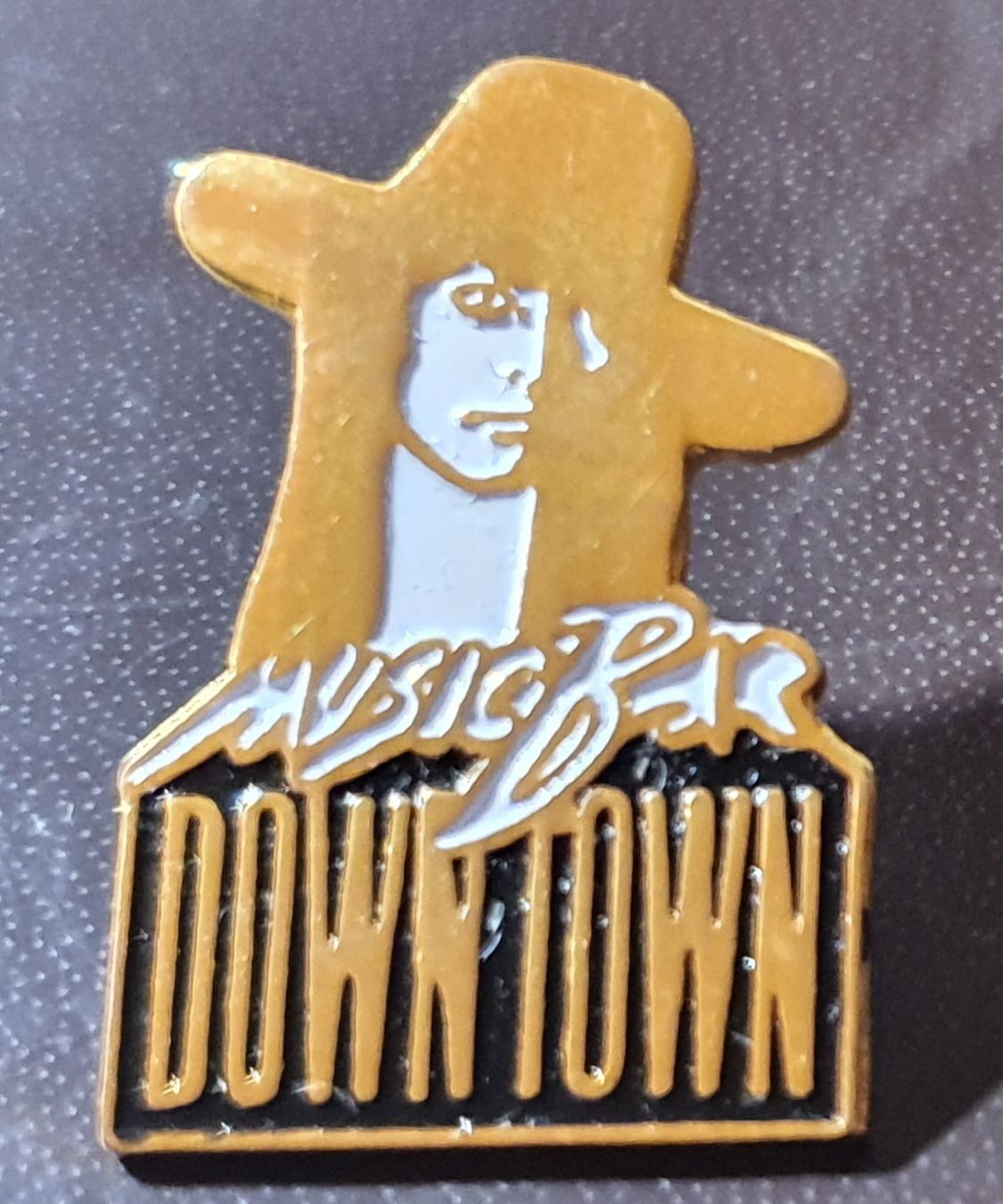 Placchette & Badge: E026B - Pin Musik Bar Down Town – Usato da Reinach BL venduto da Boston-Verkauf