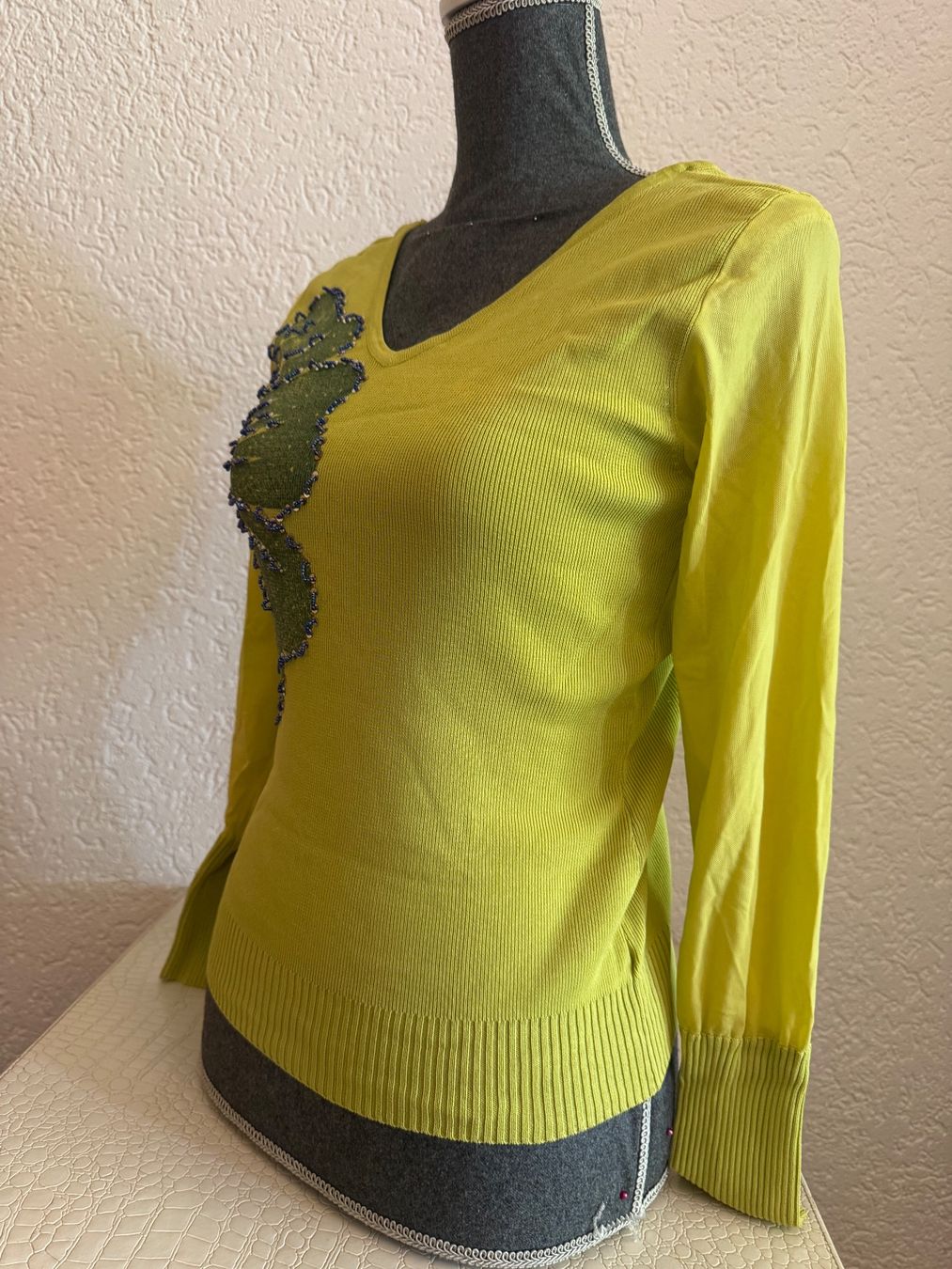 Pullover & Sweatshirts: V-Ausschnitt Strickpullover in Zitronengrün Perlen-Blumen S – Gebraucht aus Frenkendorf von Style365 1