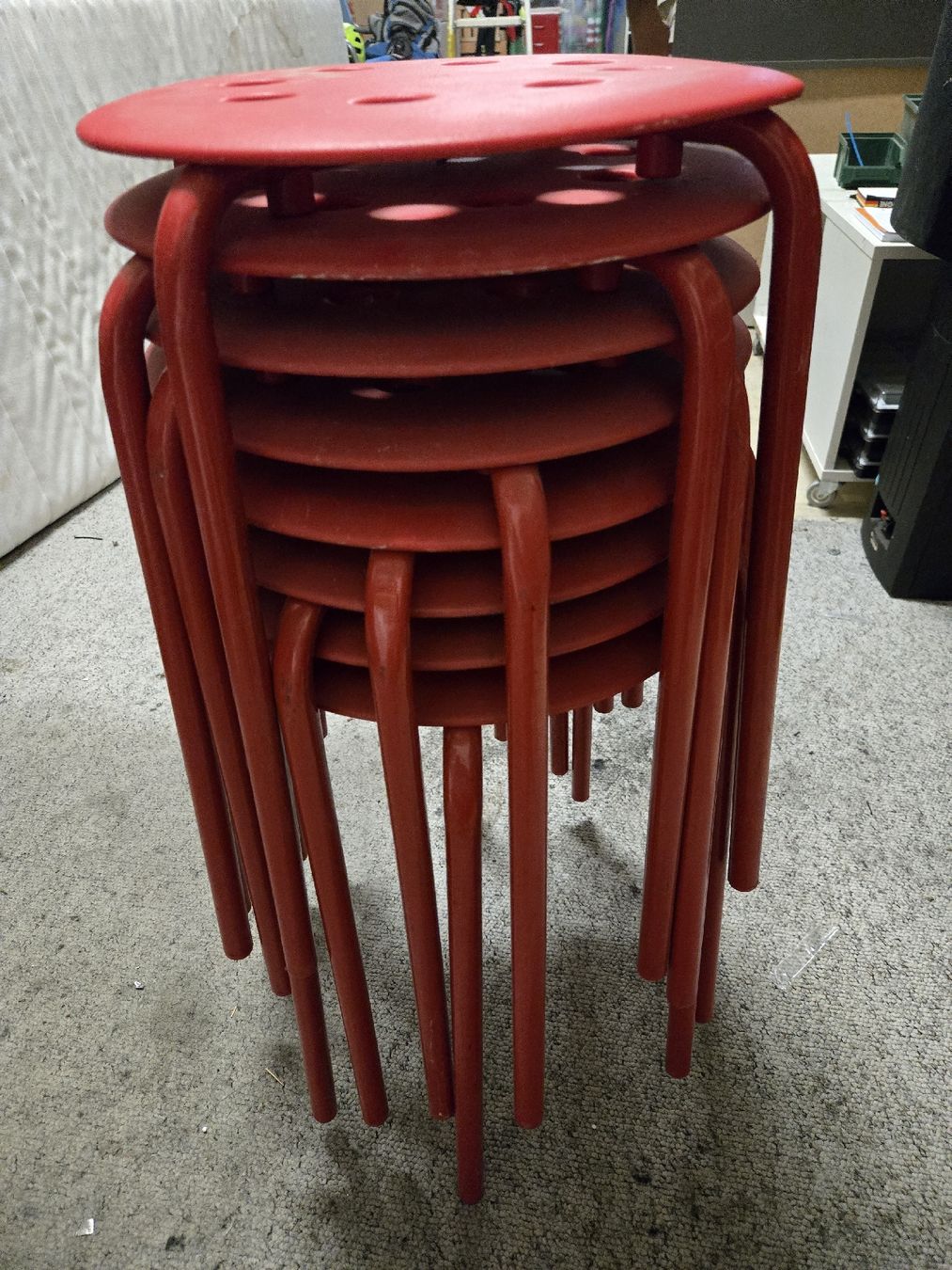 Ikea Hocker: Tabourets empilables rouges lot de 7 – Gebraucht aus Genève von xso_dm5n 1