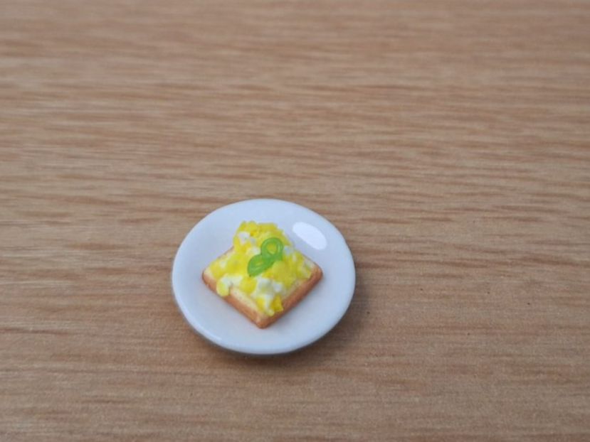 Case e mobili per bambole: Ei Schnittlauch Canape auf Keramik Teller, Handmade – Nuovo (secondo la descrizione) da Zürich venduto da HandmadeTinyFood 3