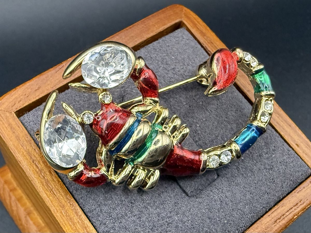Spille & Fermagli: Vintage Brosche Skorpion bunte Strasssteine, emailliert – Usato da Lamone venduto da LaCantinaMagica