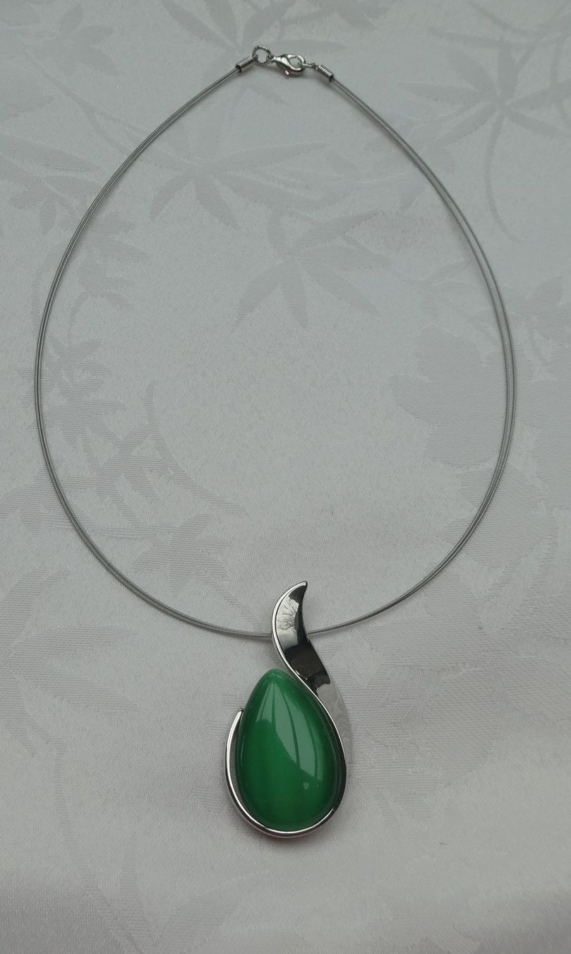 Colliers: Collier Œil de chat  avec pendentif vert, neuf – Neuf (Voir description) à Troistorrents par Marion70