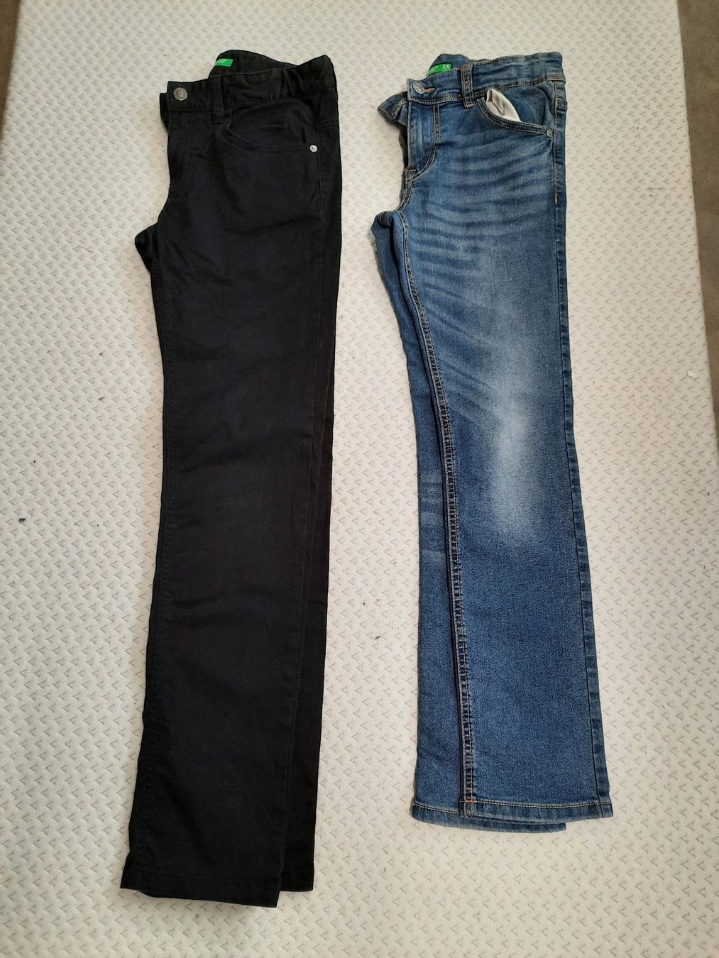 Benetton Pantaloni: 2 x Jeans Gr. 146 von Bennetton – Usato da Rothrist venduto da Ellie