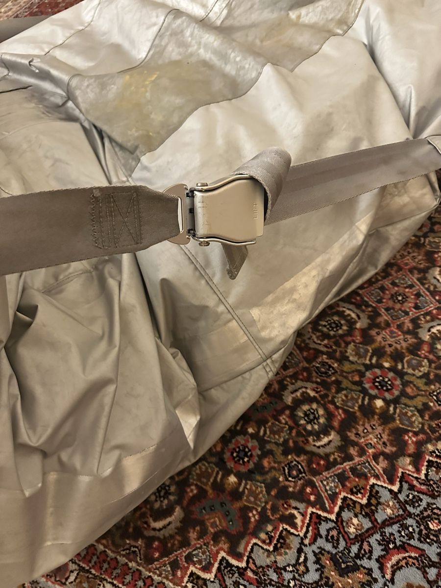Poltrone: Einzigartiger Sitzsack aus original Flugzeugrutsche – Usato da Stein am Rhein venduto da StreetsOfSamana 2