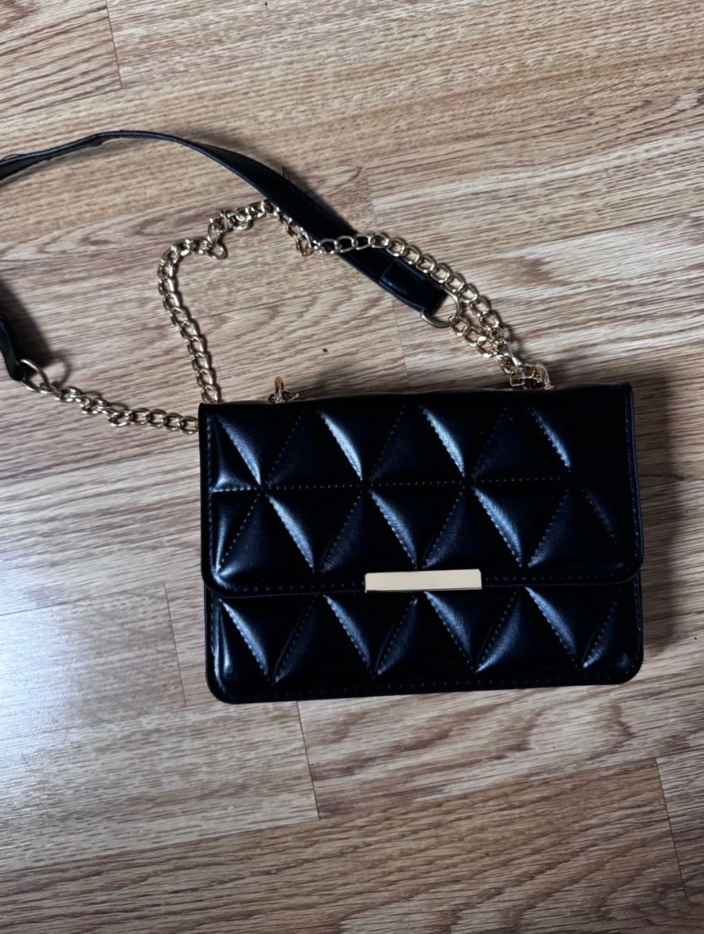 Borse da donna: Schwarze Handtasche mit goldener Kette, gesteppt – Nuovo (secondo la descrizione) da Emmenbrücke venduto da j_16 1