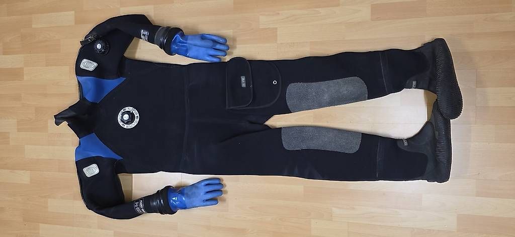 Mute per immersioni: Bare CD4 Pro Dry Trockentauchanzug, Grösse ML – Usato da Weggis venduto da Tauro8