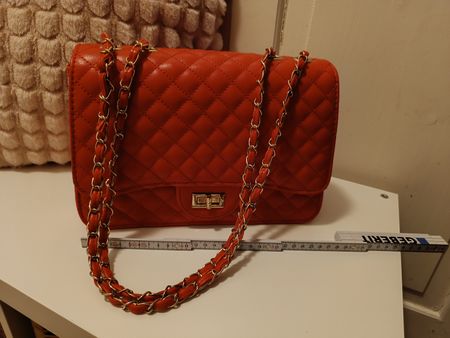 Rote Handtasche mit Goldkette, neuwertig!