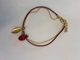 rot goldenes Armband mit verschiedenen Anhängern