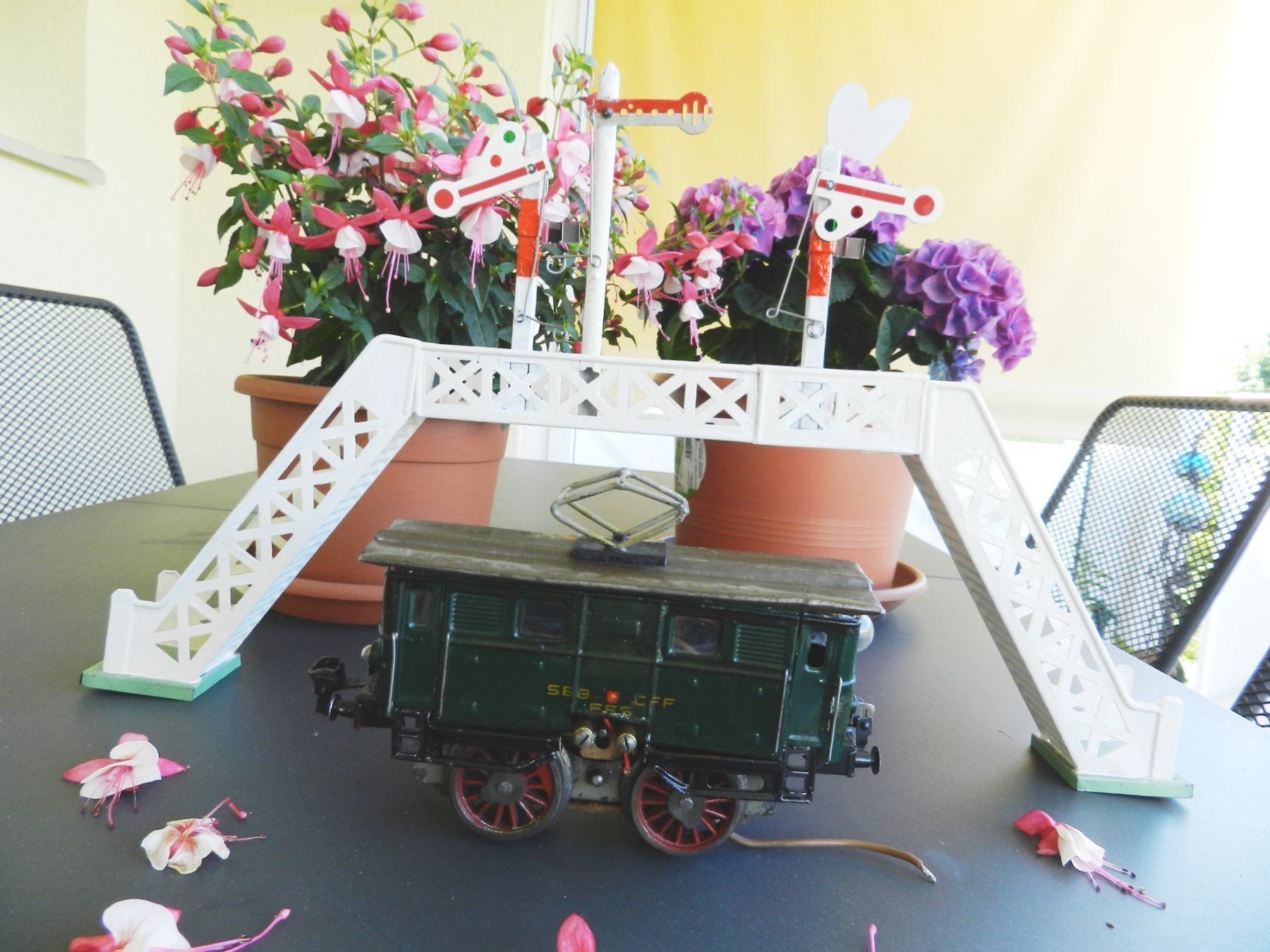 SBB/CFF/FFS Modelleisenbahnen: SBB Elektrolok 20V Sp.0mit Laufstegbr.u.Signal – Defekt aus Steinach von Silva141