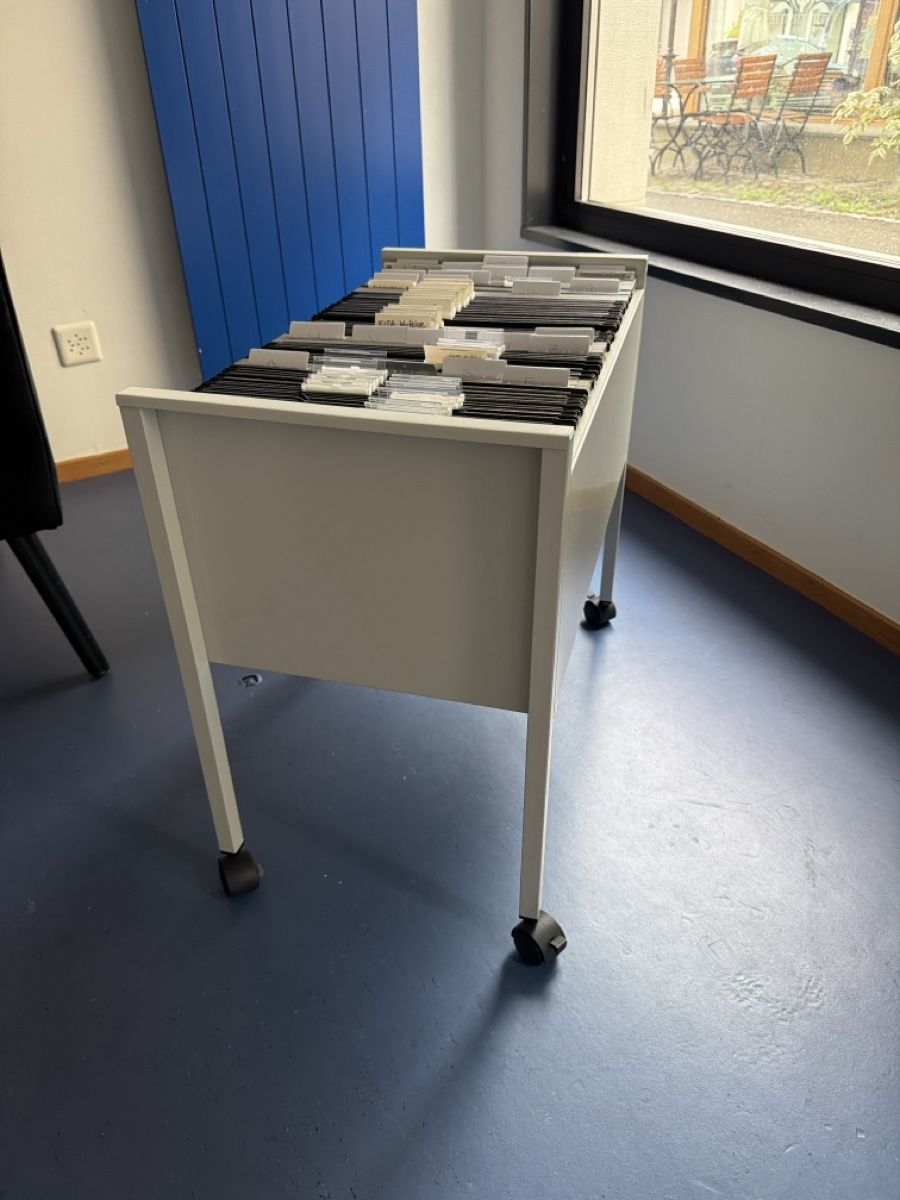 Banconi: Rollcontainer Akten mit 4 Rollen und Hängemappen – Usato da Andhausen venduto da cnz