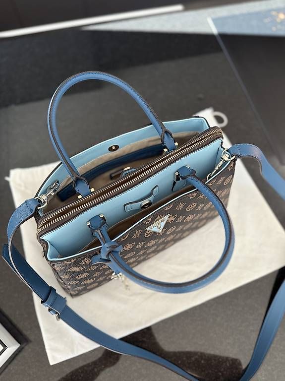 Guess Borse da donna: GUESS Handtasche & Geldbeutel – Usato da Wasen im Emmental venduto da cyn_fd6l 3