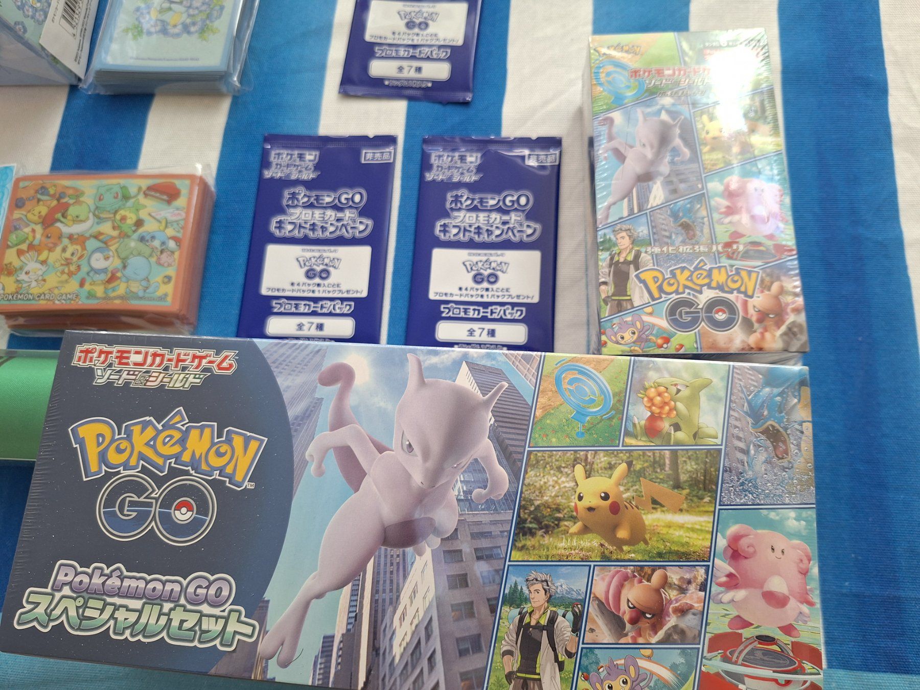 Pokémon Sammelbilder & Trading cards: 17-teiliges JP Pokemon Center Set; Sleeves, Deck Boxes – Neu und originalverpackt aus Spreitenbach von misi.m 7