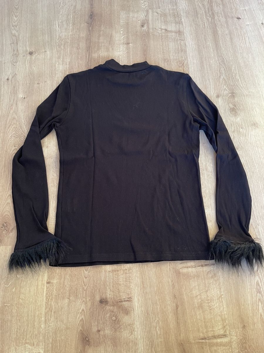 Shein Maglioni & Felpe: Pulli schwarz mit Fell an Ärmel – Usato da Bremgarten AG venduto da arl_8nbf
