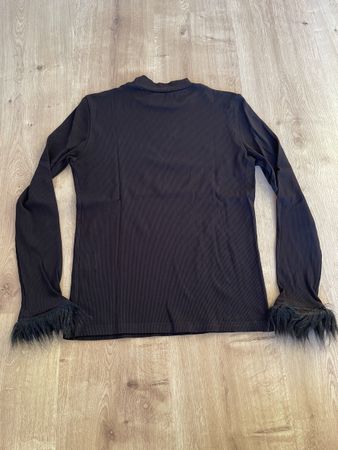 Pulli schwarz mit Fell an Ärmel