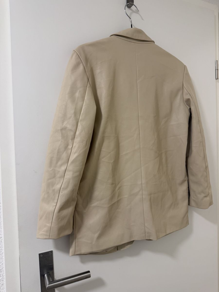 Completi & Tailleur: Vero Moda Blazer, beige, Grösse XS, Lederoptik – Nuovo (secondo la descrizione) da Bern venduto da fab_tx65 1