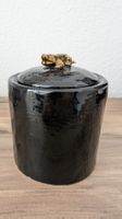 Schwarze Dose mit Krokodil-Deckel, neuwertig & stylisch!