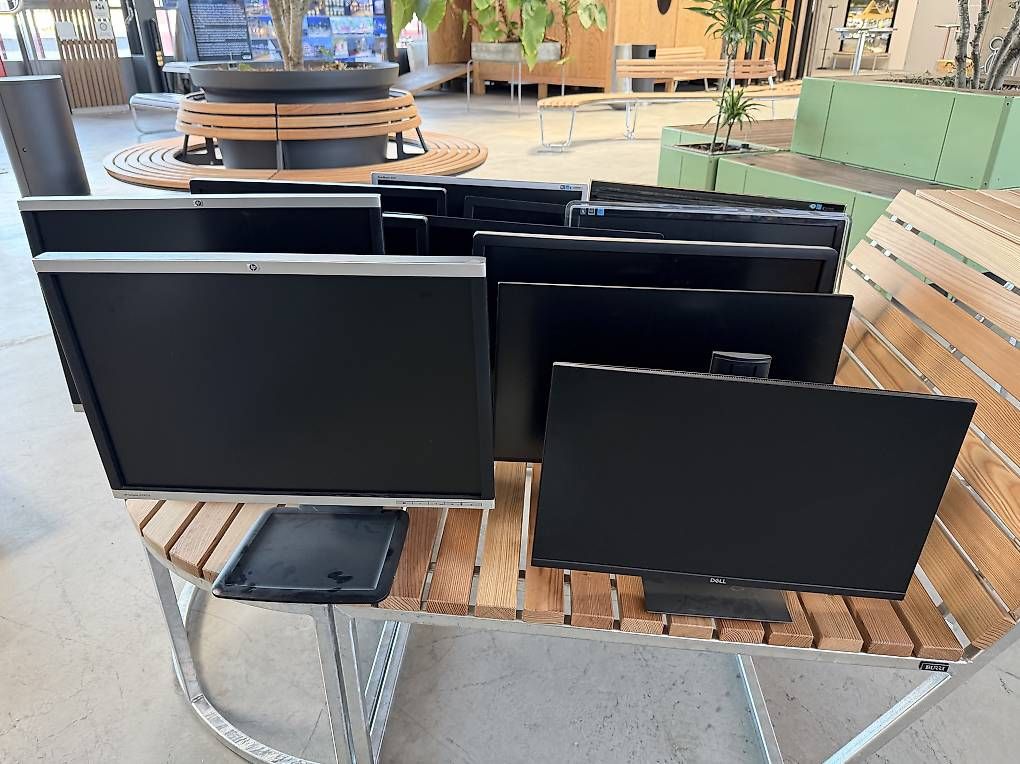Monitor: 12x Monitore – Usato da Zürich venduto da jetztkaufen24 1