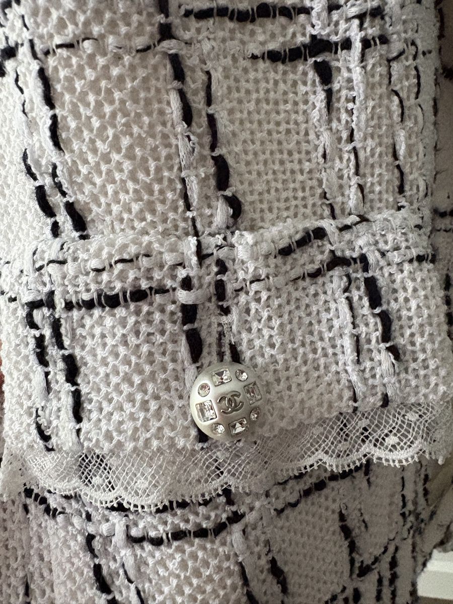 Chanel Giacche: Chanel Tweed Jacket White Black – Usato da Nyon venduto da Avido_Dollars 3