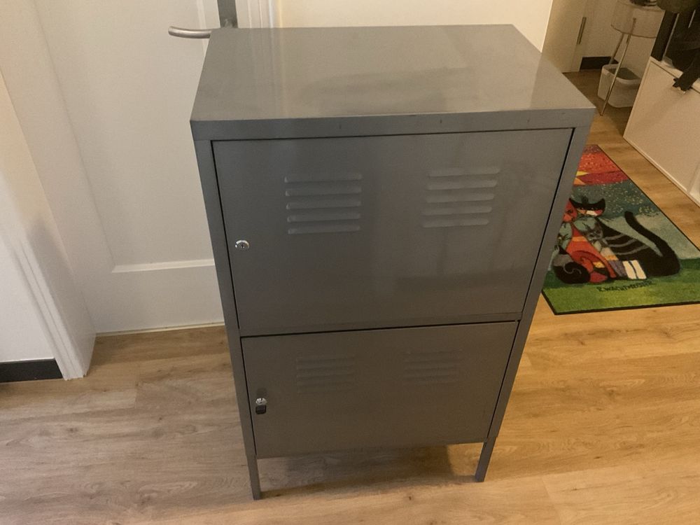 Grauer Metallschrank/Spind