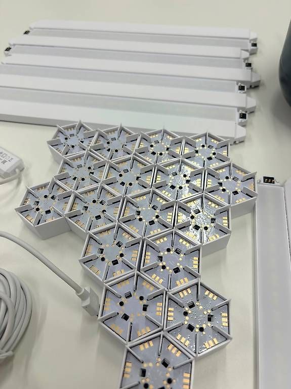 Lampen: Nanoleaf Lines – Gebraucht aus Lausanne von andor3a 3