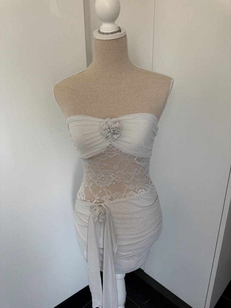 Robes: Trägerloses Kleid Weiss mit Spitze – D'occasion à Münchenwiler par aleaaurora 1