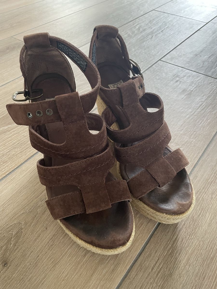 Ugg Chaussures femmes: Keilsandaletten von Ugg – D'occasion à Horw par Spi8992