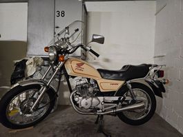 Honda CM 125 C mit Windschutzscheibe