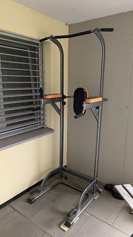 Vélos d'appartement: Trainingsturm / Klimmzugstange / Dip-Bar – D'occasion à Triesen par udbu1987