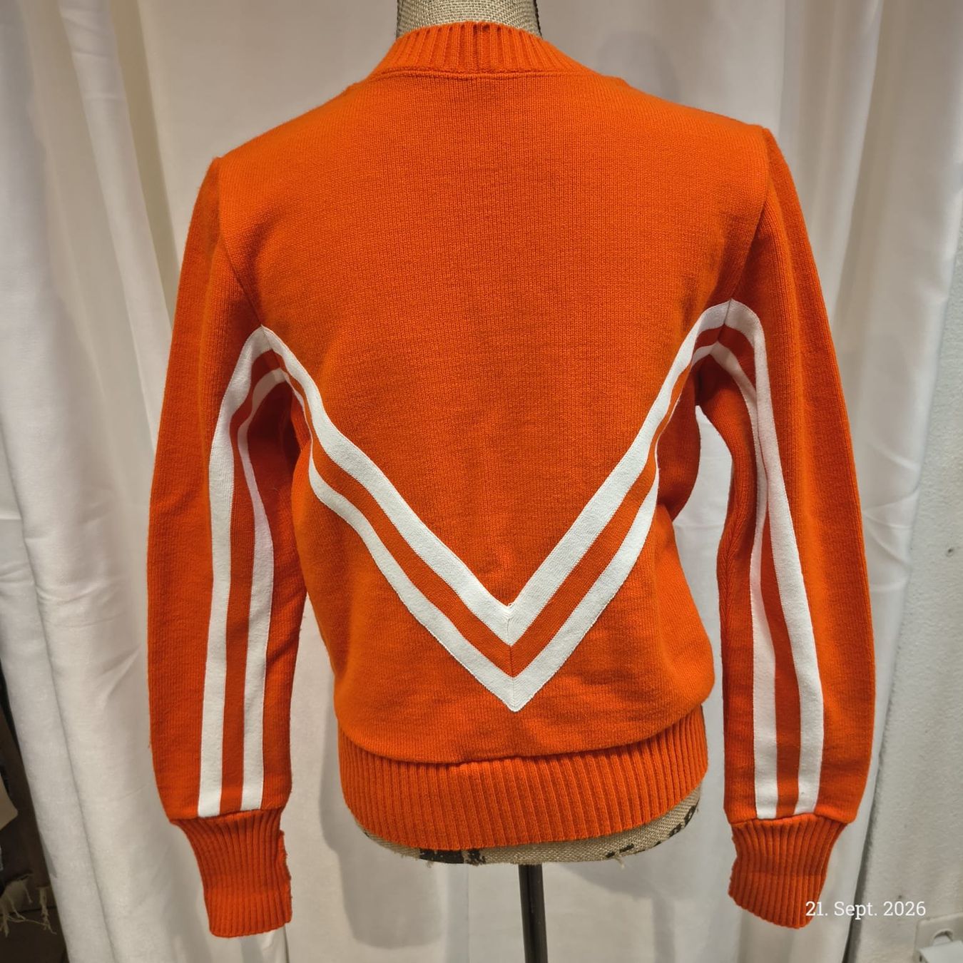 Maglioni & Felpe: Pullover Varsity orange mit weissen Streifen gebraucht – Usato da Emmetten venduto da SecondhandSiska 1