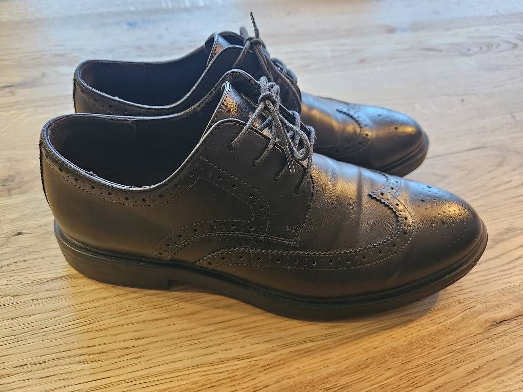 Herrenschuhe: Schuhe H&M 42 – Gebraucht aus Strengelbach von killifish