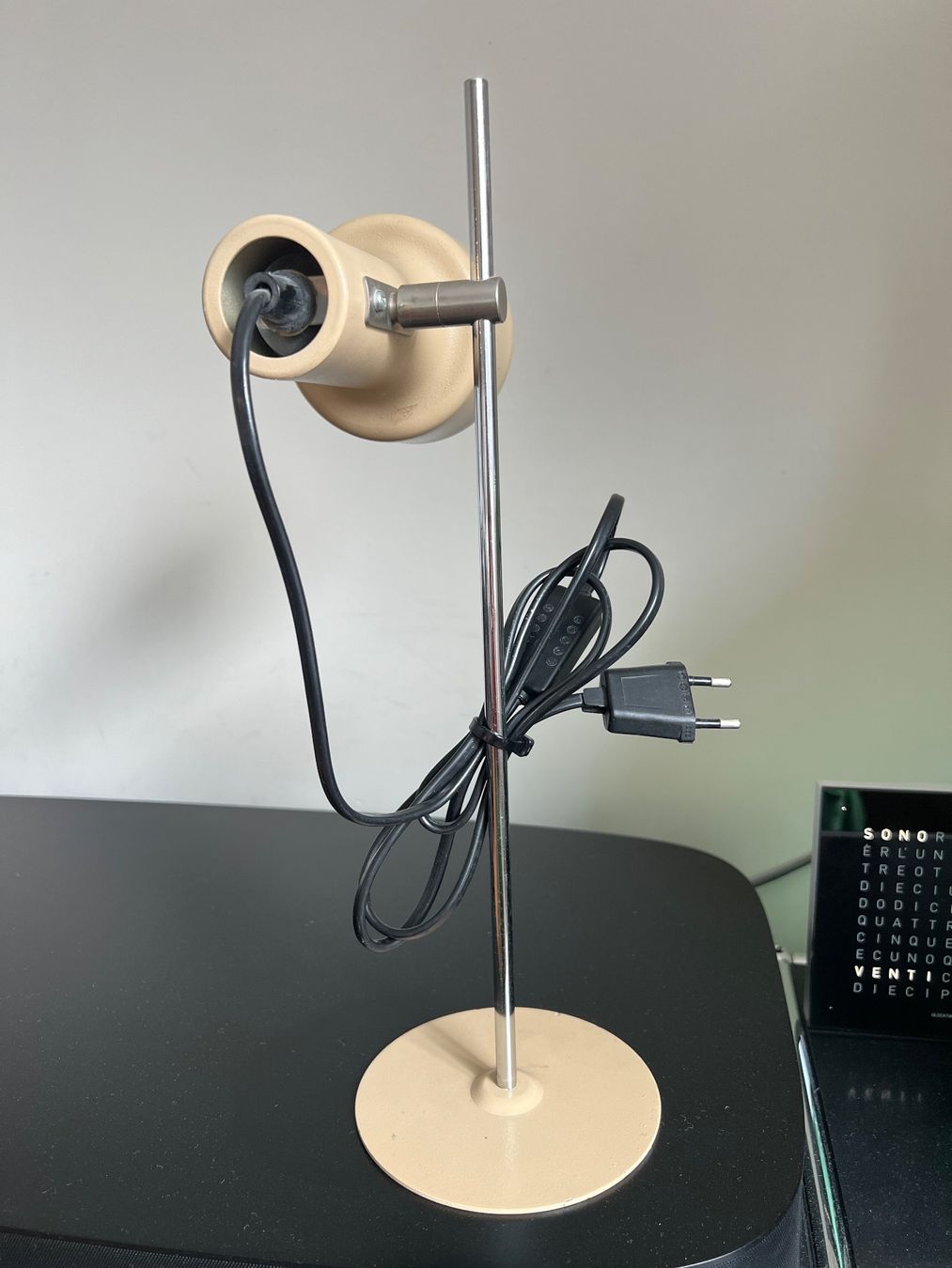 Lampade: Tischlampe Spot Beige – Usato da Jona venduto da Sariksa 4