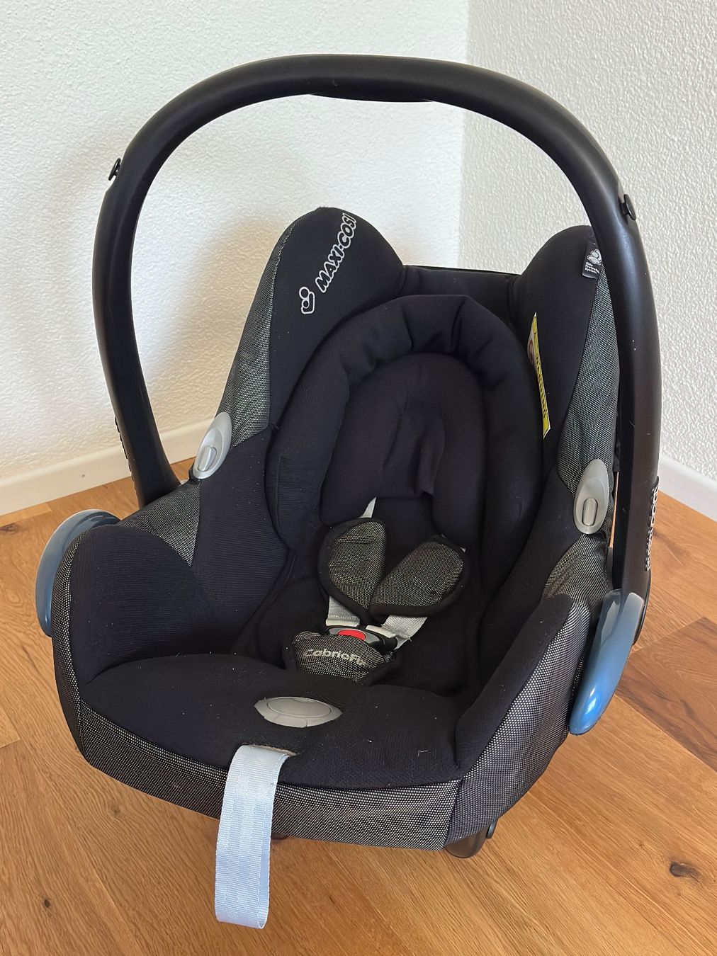 Maxi-Cosi Seggiolini per auto: Maxi-Cosi Cabrio Babyschale mit Autohalterung – Usato da Mörschwil venduto da vet_vzj9 2