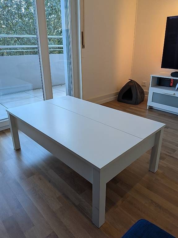 Tables: Table basse blanche avec plateau relevable – D'occasion à Grandson par jen_vdr5 2