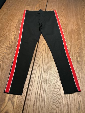 Schwarze Leggings mit roten Seitenstreifen Gr.M