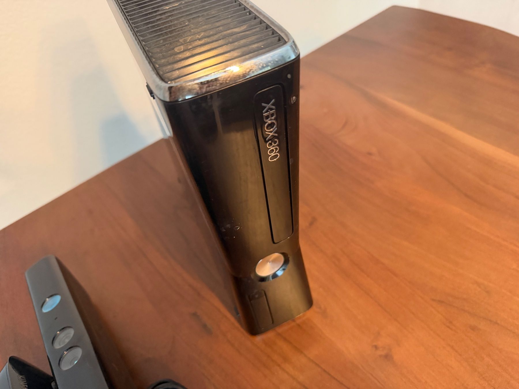 Microsoft Consoles: Xbox 360 Slim 250GB inkl. Kinect und Controller – D'occasion à Thunstetten par Virus_33 5